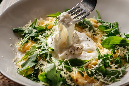 Скрембл с руколой и мини-бурратой