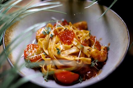 Паста с томатами и тигровыми креветками