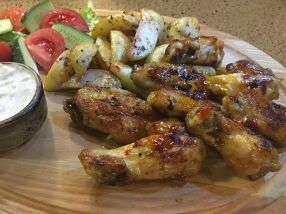 Острые куриные крылышкис соусом блю чиз