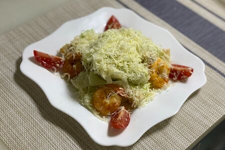 Салат Цезарь с креветками