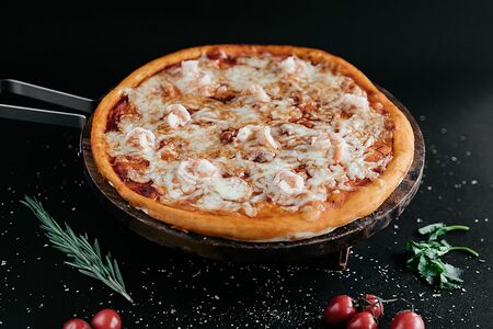 Пицца с креветками