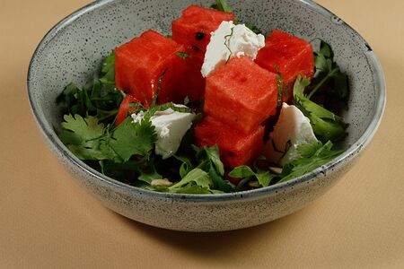 Легкий салат из спелого арбуза с сыром фета, свежей зеленью и лимонной заправкой