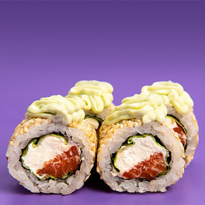 Половинка ролла с лососем и соусом Шисо