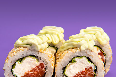 Половинка ролла с лососем и соусом Шисо