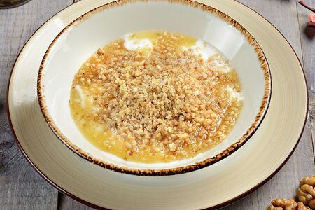 Мацони с медом и орехами