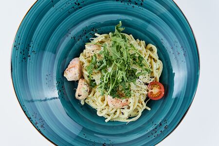 Спагетти с лососем и сливочным песто