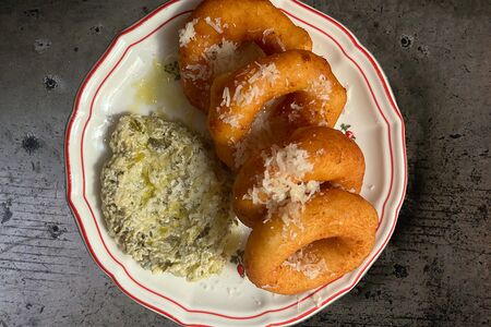Картофельные пончики, соус тар-тар, трюфельное масло