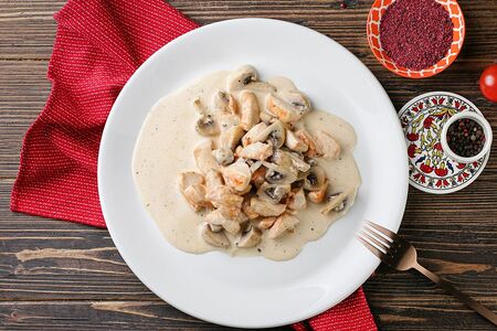 Курица под сливочным соусом из грибочков