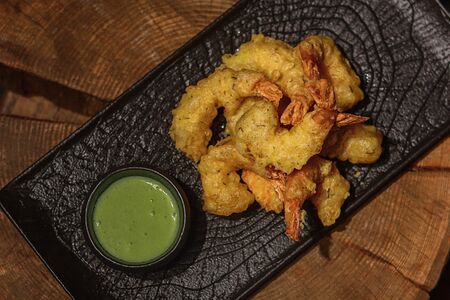 Креветки темпура с соусом васаби-сгущенка