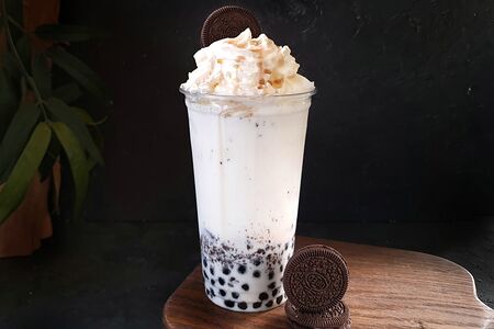 Молочный напиток с шариками тапиоки и Орео