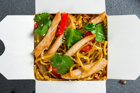По Китайски с курицей с яичной лапшой