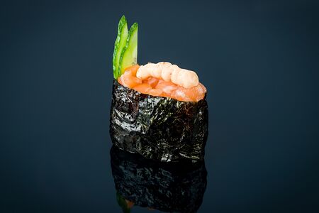 Гункан лосось