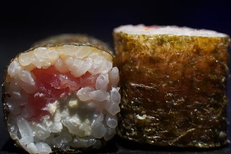 Ролл с тунцом и сыром