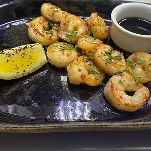 Жаренные тигровые креветки в чесночном масле