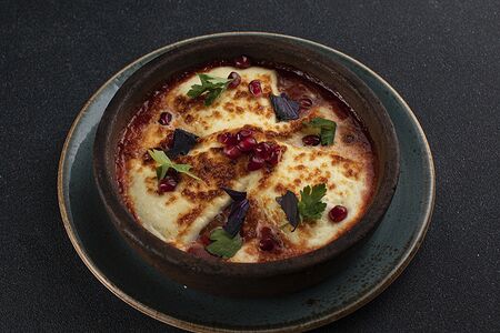 Сулугуни с соусом сацебели и томатами на кеци