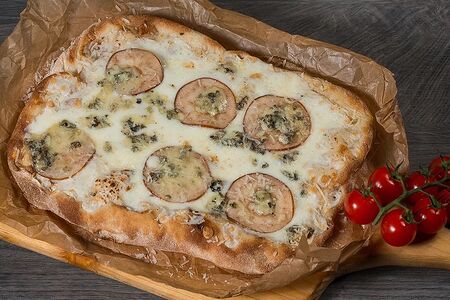 Пицца с грушей и сыром дорблю