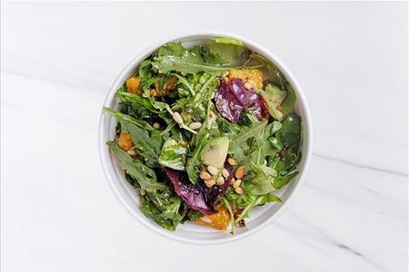 Салат с печеной тыквой, авокадо, кедровыми орехами, кремом из горгондзолы