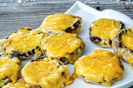 Шампиньоны с сыром