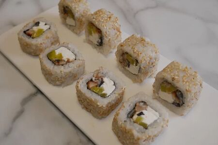 Нижи маки с угрем