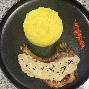 Խոզի կողամիս սպիտակ սոուսով