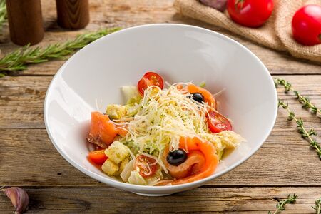 Салат Цезарь с сёмгой