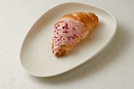 Круассан с малиной