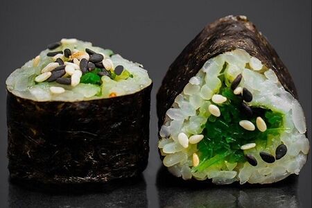 Маки ролл с огурцом