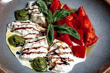 Помидоры с сыром буррата