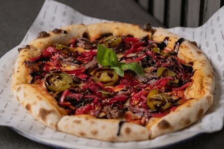 Пицца с брискетом и перчиком халапеньо