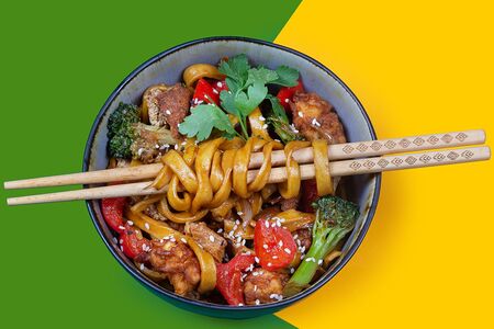 Курица чоу фан с раменом (блюдо дня)