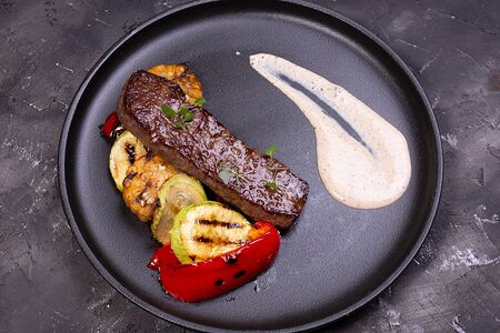 Стриплойн с овощами гриль