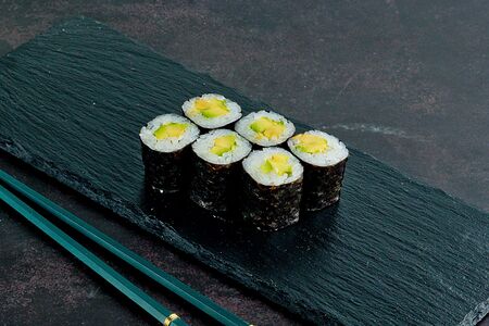 Ролл с авокадо