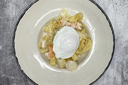 Паста с гребешками, креветками и яйцом пашот