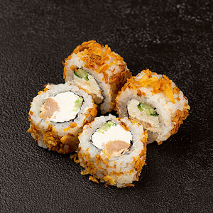 Половинка хрустящего ролла с цыпленком