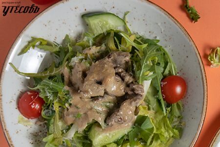 Теплый салат с говядиной