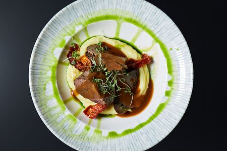 Томленые говяжь щёчки с пюре из картофеля