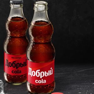 Добрый Cola в стекле