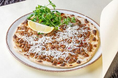 Лахмаджун с говядиной и сыром