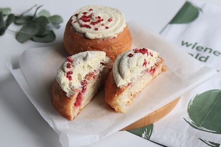 Улитка с малиной и фисташковым кремом