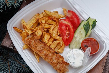 Люля-кебаб куриный с картофелем фри, помидор, огурец