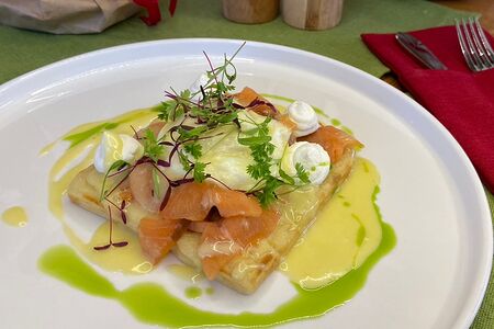 Вафли с лососем и яйцом пашот