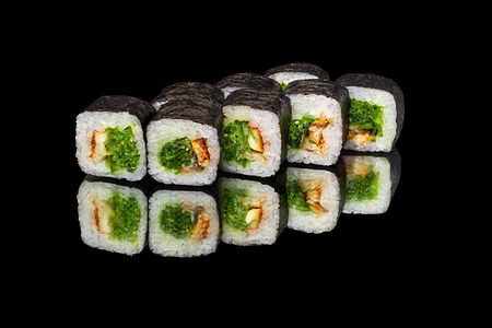 Ролл с чукой и угрем