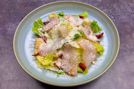 Цезарь с карпаччо из копченого цыпленка