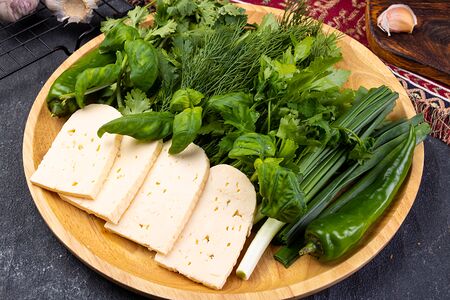 Ассорти из зелени с брынзой