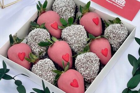 Клубника в шоколаде Love is