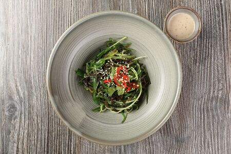 Салат с чукой и грибом муэр