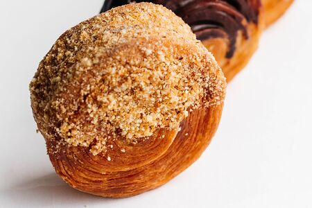 Круглый круассан с миндальным пралине