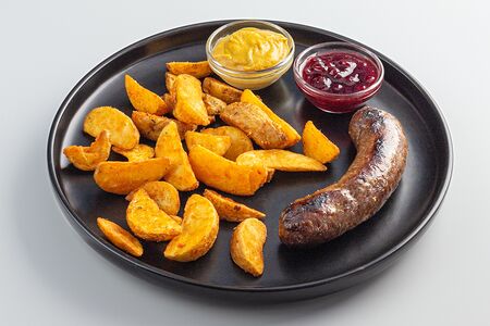 Колбаска из оленины и гарниром