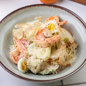 Цезарь с креветками и черри