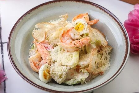 Цезарь с креветками и черри